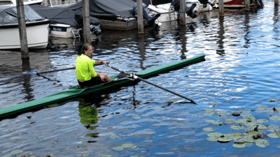 jeroen-in-skiff-na-omslaan